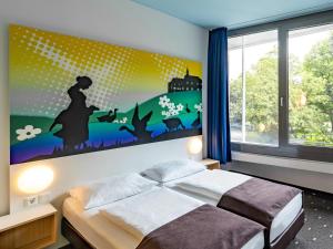 sypialnia z łóżkiem i dużym oknem w obiekcie B&B Hotel Göttingen-City w Getyndze