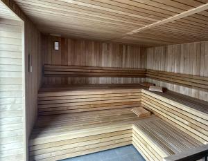 una gran sauna de madera con bancos de madera. en Mare Balticum Urlaub auf Rügen, en Sagard