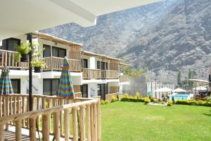 una casa con un cortile con una montagna sullo sfondo di Jalara Lunahuaná Hotel a Lunahuaná