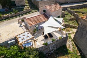 uma vista aérea de uma casa com uma tenda e cadeiras em Villa Teza Hvar em Hvar