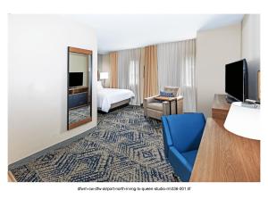 TV i/ili zabavni centar u objektu Candlewood Suites DFW Airport North - Irving, an IHG Hotel