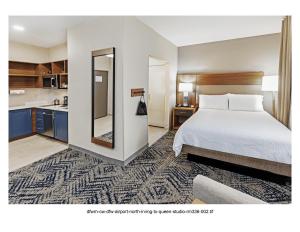 Krevet ili kreveti u jedinici u objektu Candlewood Suites DFW Airport North - Irving, an IHG Hotel