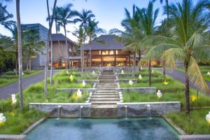 un complejo con piscina frente a un edificio en Courtyard by Marriott Bali Nusa Dua Resort, en Nusa Dua