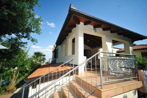 une maison avec un escalier en face de celle-ci dans l'établissement Rooms Novaković, à Opatija