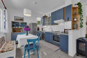 A kitchen or kitchenette at Cottage Baskovic in nature park