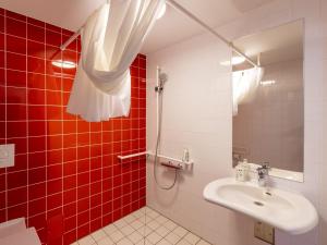 Bathroom sa B&B HOTEL Magdeburg-City