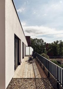 - un balcon avec un banc sur le côté du bâtiment dans l'établissement Arbio I Makro Apartments, à Hambourg