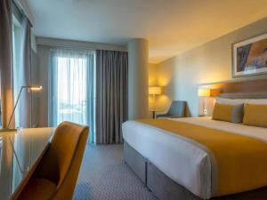 Giường trong phòng chung tại Maldron Hotel Tallaght