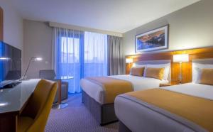 Giường trong phòng chung tại Maldron Hotel Tallaght