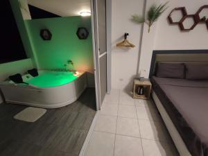 Un baño de Bonsai Jacuzzi Suites