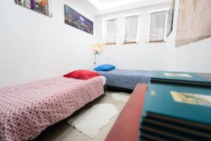 Un pat sau paturi într-o cameră la Appartement des Sorcieres - Witches Apartment