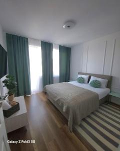 1 dormitorio con 1 cama grande y cortinas verdes en David’s place, en Floreşti