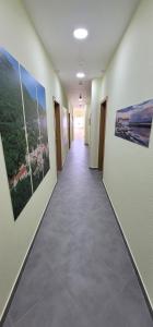 un couloir orné de peintures sur les murs d'un bâtiment dans l'établissement Alojamento Monte dos Patos, à Setúbal