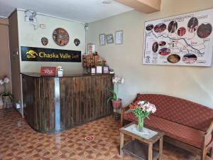 un café avec un banc et un comptoir dans l'établissement Chaska valle Inn, à Urubamba