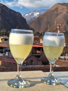 - deux verres de vin assis sur une table avec vue dans l'établissement Chaska valle Inn, à Urubamba