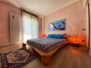 A bed or beds in a room at Sauna & Jacuzzi 15 minutes from Malpensa MXP