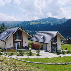 deux maisons avec des panneaux solaires sur leur toit dans l'établissement Cisza i Spokój, à Szczawnica