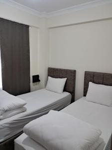 Cama ou camas em um quarto em NOOR FAMILY APARTMENTS