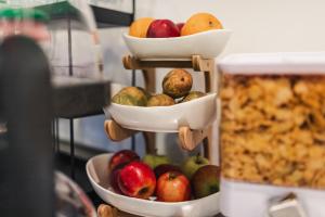 uma exposição de frutas e legumes em taças numa prateleira em Hotel Seeblick em Barhöft