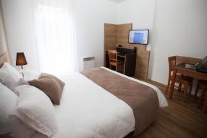 Uma cama ou camas num quarto em Apparthotel Privilodges Lyon Lumière