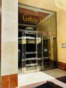 un ingresso a un edificio con porta girevole di Gran Via Centro a Logroño