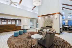 Зона вітальні в Homewood Suites by Hilton Baton Rouge