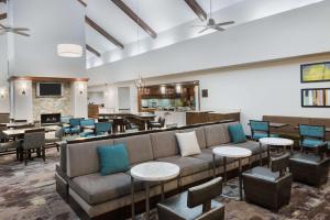 Зона вітальні в Homewood Suites by Hilton Baton Rouge