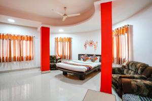 Tempat tidur dalam kamar di FabExpress Sai Lodging - Nashik Railway Station