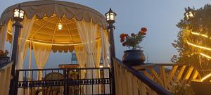 een prieel met een tafel en een lamp bij Houseboat Blue Dolphin in Srinagar