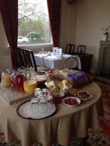 un tavolo con cibo e bevande in cima di Poolewe Hotel a Poolewe