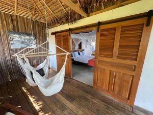 una camera con amaca e una camera con letto di Canopee Lodge a Nosy Komba