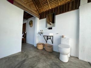 bagno con servizi igienici e lavandino di Canopee Lodge a Nosy Komba