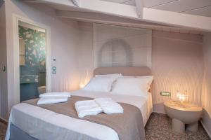 una camera da letto con un letto e due asciugamani di Pink Panther Maisonette Suite ad Argostoli