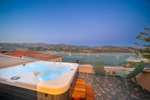 balcone con vasca e vista sull'acqua di Pink Panther Maisonette Suite ad Argostoli