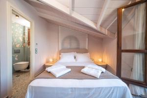 una camera da letto con un grande letto con due cuscini di Pink Panther Maisonette Suite ad Argostoli