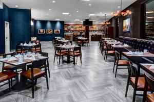 Un restaurant u otro lugar para comer en Doubletree by Hilton Arlington DFW South