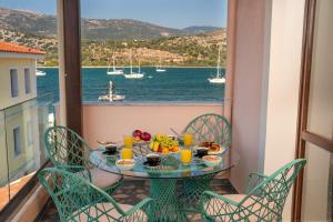 un tavolo con cibo su un balcone con vista sull'acqua di Pink Panther Maisonette Suite ad Argostoli