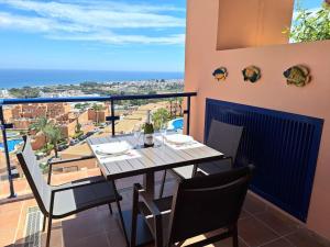 uma mesa e cadeiras numa varanda com vista em Sea view cozy apartment La Tanita em Mojácar