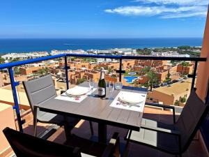 uma mesa numa varanda com vista para o oceano em Sea view cozy apartment La Tanita em Mojácar