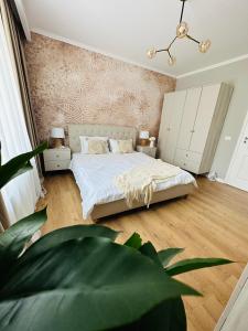 A bed or beds in a room at Apartament Bisera Timisoara