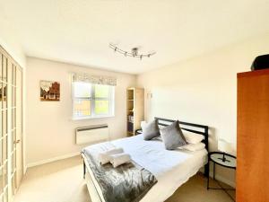 um quarto com uma cama e uma janela em Spekman's 3 Bedroom Ap - 20min Glasgow & Edinburgh em Falkirk