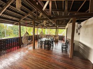 een eetkamer met tafels en stoelen op een houten vloer bij La Lola in San Vicente