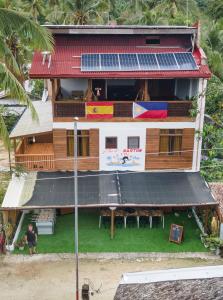 een uitzicht op een huis met zonnepanelen erop bij La Lola in San Vicente