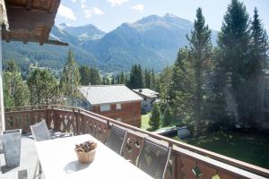 balkon ze stołem i widokiem na góry w obiekcie Holiday flat with Jacuzzi for 6 persons-Lenzerheide w mieście Lenzerheide