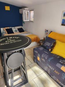 een kamer met 2 bedden en een tafel en een bed bij L'esterel in Fréjus