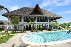 ośrodek z basenem i budynkiem w obiekcie Cacuki Boutique House w mieście Watamu