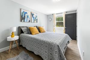 One bedroom apartment Moncton North ! في مونكتون: غرفة نوم بيضاء بها سرير ونافذة