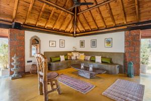 Ruang duduk di SaffronStays SATORI, Ultra Luxe Villas And Cottages On 8 Acres Estate, By The Mulshi Lake