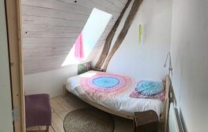 Cama pequeña en habitación con ventana en Appart dans longère Normande au coeur de la Forêt de Lyons, 