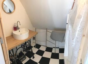 y baño con lavabo y espejo. en Appart dans longère Normande au coeur de la Forêt de Lyons, 